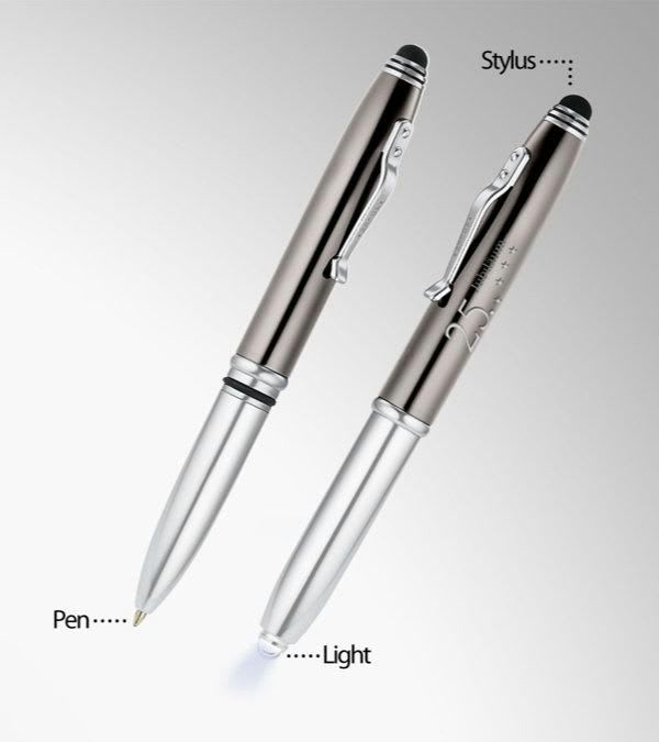 Crowne-hochwertiger-Kugelschreiber-aus-Metall-mit-Licht-&-Stylus-25.-Jubiläum-Logo-Frontansicht-1